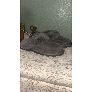 Women's UGG Gray Suede Fur Lined Slippers Size 6